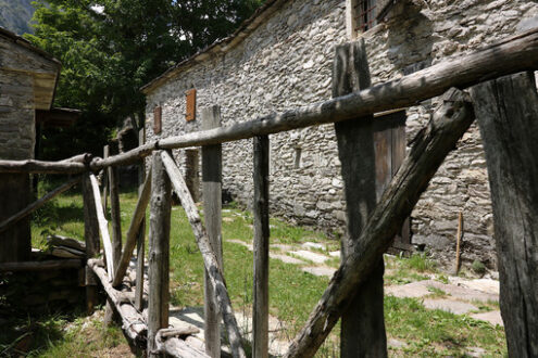 Garden in the village. Houses in stone and white marble stones.  Campocatino, Garfagnana, Apuan Alps, Lucca, Tuscany. Italy. - MyVideoimage.com | Foto stock & Video footage