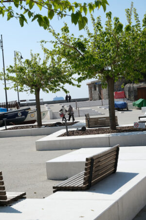 Gardens with modern benches and trees. Near the sea, a garden in San Terenzo di Lerici. - MyVideoimage.com | Foto stock & Video footage