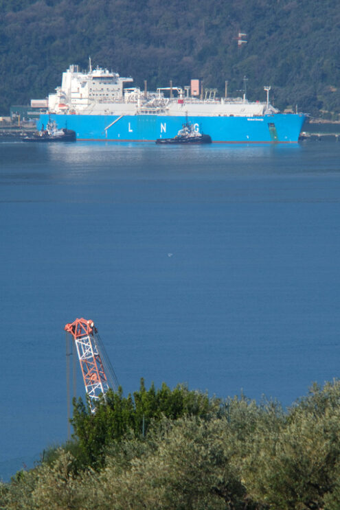 Gas metano, trasporto con nave LNG Global Energy. Impianto di rigassificazione di Panigaglia a La Spezia. - MyVideoimage.com | Foto stock & Video footage