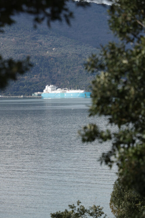 Gas transport. LNG carrier for the transport of liquid methane gas docked in a regasification plant in La Spezia. - MyVideoimage.com | Foto stock & Video footage