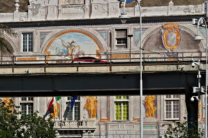 Genoa, Italy. 04/05/2019. The elevated road and in the background Palazzo San Giorgio. - MyVideoimage.com | Foto stock & Video footage