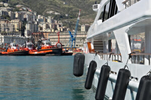 Genoa. 04/05/2019. Yachts and tugs at the ancient port. - MyVideoimage.com | Foto stock & Video footage