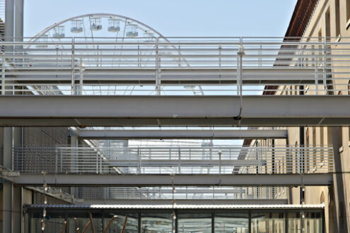 Genoa. Ferris wheel and pedestrian walkways. - MyVideoimage.com | Foto stock & Video footage