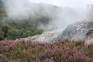 Geotermia a Larderello. Volcanic fumaroles in the geothermal field. Jets of steam come out of the earth. Monterotondo, Larderello, Tuscany, Italy. - MyVideoimage.com | Foto stock & Video footage