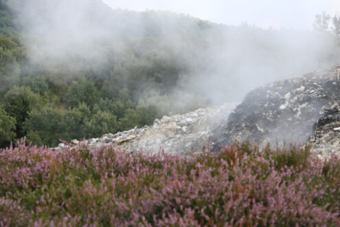 Geotermia a Larderello. Volcanic fumaroles in the geothermal field. Jets of steam come out of the earth. Monterotondo, Larderello, Tuscany, Italy. - MyVideoimage.com | Foto stock & Video footage