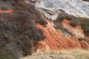 Geotermia in Toscana. Parco delle Biancane. Parco geotermico con rocce colorate di rosso ferro vicino Larderello. - MyVideoimage.com | Foto stock & Video footage