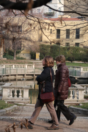 Giardini a Milano. Two women stroll in the Guastalla gardens in Milan. Water tank in the Guastalla gardens.Traditional Italian garden with a pond in the city center. - MyVideoimage.com | Foto stock & Video footage