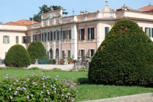 Giardino italiano. Garden with bushes of the villa in the Estense Park of Varese - MyVideoimage.com | Foto stock & Video footage