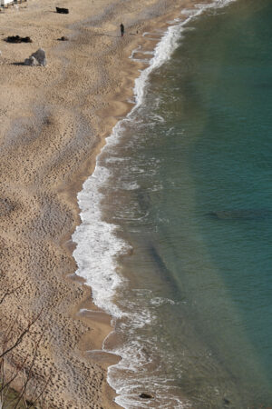 Golden sand. Sea and beach with golden sand in a top view. - MyVideoimage.com | Foto stock & Video footage