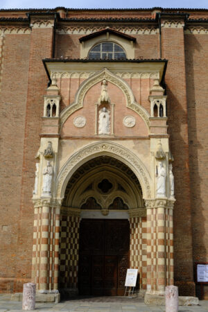 Gothic door. Access door to the gothic cathedral of Asti. Stock photos. - MyVideoimage.com | Foto stock & Video footage