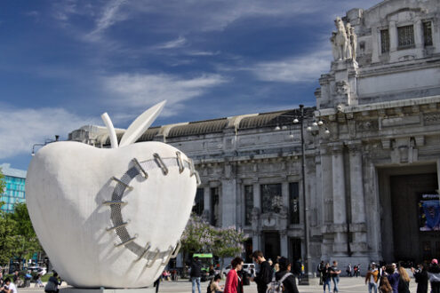 Grande mela a Milano. Stazione centrale. Michelangelo Pistoletto. Scultura di artista italiano. - MyVideoimage.com | Foto stock & Video footage