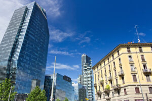 Grattacieli Milano. Edifici moderni, grattacieli, strade e traffico a Milano. Edifici a torre, grattacieli di vetro. - MyVideoimage.com | Foto stock & Video footage