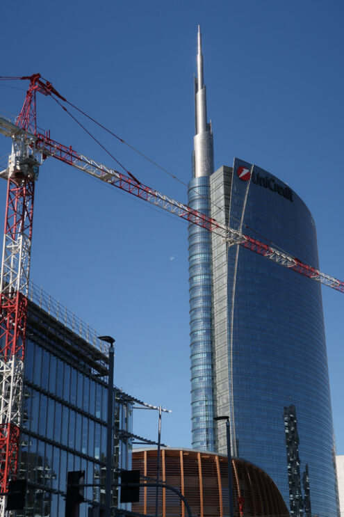 Grattacielo Milano Construction sites in Milan in the financial district area. Unicredit skyscraper and advertising of a smartphone on the facade of a building. - MyVideoimage.com | Foto stock & Video footage