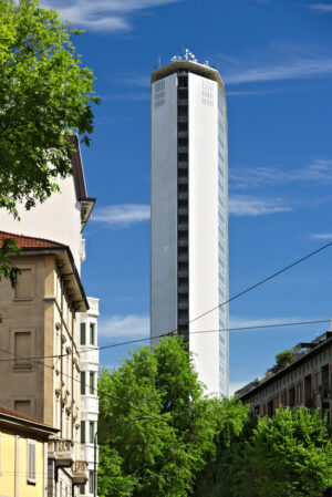 Grattacielo Pirelli Milano. Pirelli skyscraper in Piazza Duca d’Aosta in Milan. The famous skyscraper was designed by the architect Giò Ponti and is made of a reinforced concrete structure. - MyVideoimage.com | Foto stock & Video footage