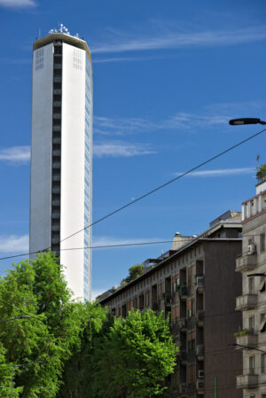 Grattacielo Pirelli. Pirelli skyscraper in Piazza Duca d’Aosta in Milan. The famous skyscraper was designed by the architect Giò Ponti and is made of a reinforced concrete structure. - MyVideoimage.com | Foto stock & Video footage