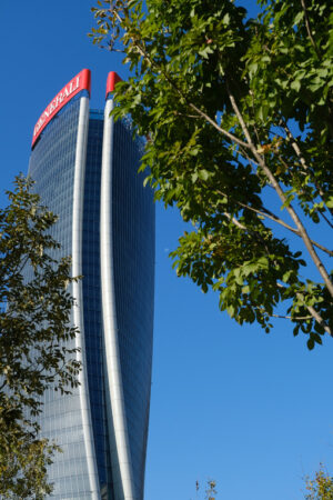 Grattacielo a Milano sede Assicurazioni Generali. Generali Assicurazioni skyscraper in Milan Citylife surrounded by trees with green leaves. Società. Company building - MyVideoimage.com | Foto stock & Video footage