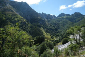 Green mountains. Apuan Alps mountains in Tuscany, green vegetation and blue sky with clouds. Stock photos. - MyVideoimage.com | Foto stock & Video footage