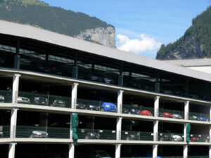 Grindelwald, Switzerland. 08/07/2009. Parking for multi-storey cars. Foto automobili. Cars photos.