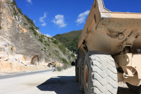 Grosso camion in cava di marmo. A dumper truck used in a Carrara marble quarry. Large yellow dumper - MyVideoimage.com | Foto stock & Video footage