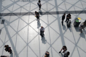 Group of business people seen from above at the trade fair in Milan. - MyVideoimage.com | Foto stock & Video footage