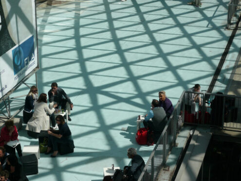 Groups of people seen from above at the trade fair in Milan. - MyVideoimage.com | Foto stock & Video footage