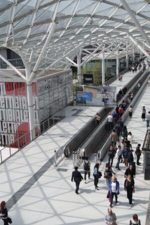 Groups of people. Groups of people seen from above at the trade fair in Milan. - MyVideoimage.com | Foto stock & Video footage