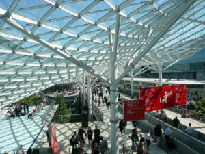 Gruppi di persone. Group of business people at the Milan fair. Modern architecture in glass and steel. - MyVideoimage.com | Foto stock & Video footage