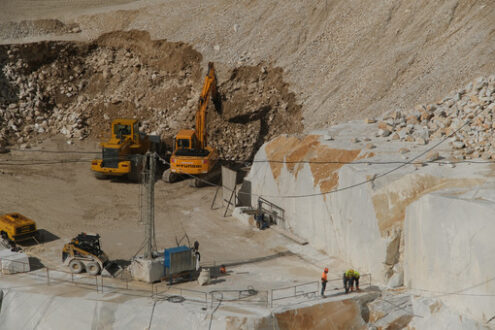 Hammer in marble quarry. White Carrara marble quarry. A mechanical shovel and a backhoe with a pneumatic hammer break and move large stones. - MyVideoimage.com | Foto stock & Video footage