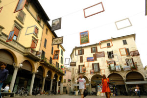 Hanging frames. Frames with photographs hanging outside. Stock photos. - MyVideoimage.com | Foto stock & Video footage