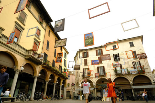 Hanging frames. Frames with photographs hanging outside. Stock photos. - MyVideoimage.com | Foto stock & Video footage