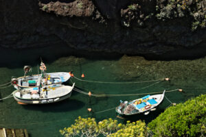 Harbor in the Cinque Terre. Fishing boats in the harbor. View from above. In the village of Framura, near the Cinque Terre a blue sea and dreamlike landscapes. - MyVideoimage.com | Foto stock & Video footage