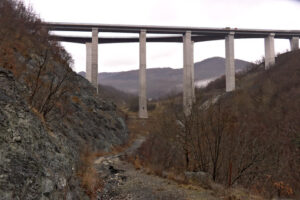 Highway of the Cisa. Asphalt strip running through the mountains of Tuscany and Emilia. Bridge with high pillars in reinforced concrete. - MyVideoimage.com