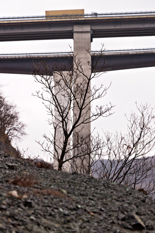 Highway of the Cisa. Asphalt strip running through the mountains of Tuscany and Emilia. Bridge with high pillars in reinforced concrete. - MyVideoimage.com