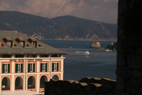 Hotel Portovenere con lo sfondo del mare del Golfo di La Spezia, nei pressi delle Cinque Terre. - MyVideoimage.com | Foto stock & Video footage