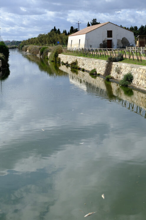 House on the canal. Farmhouse near the canal in the Cagliari lagoon. Stock photos. - MyVideoimage.com | Foto stock & Video footage