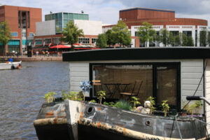 Houseboats and boats in an Amsterdam canal. Boats converted into - MyVideoimage.com