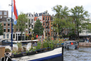 Houseboats and boats in an Amsterdam canal. Boats. Amsterdam foto. Amsterdam photo