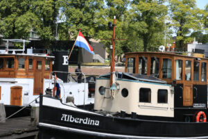 Houseboats and boats in an Amsterdam canal. Boats converted into - MyVideoimage.com