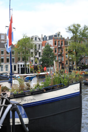 Houseboats in an Amsterdam canal. Boats converted into dwellings. Amsterdam foto. Amsterdam photo