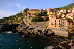 Houses in Liguria. Village of Tellaro di Lerici near the Cinque Terre. - MyVideoimage.com | Foto stock & Video footage