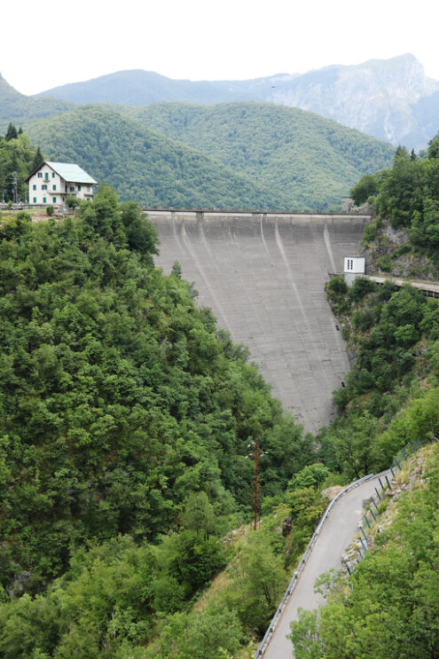 Hydroelectric plant. Dam in Garfagnana. Vagli, Garfagnana, Apuan Alps, Lucca, Tuscany. Italy.  07/09/201 - MyVideoimage.com | Foto stock & Video footage