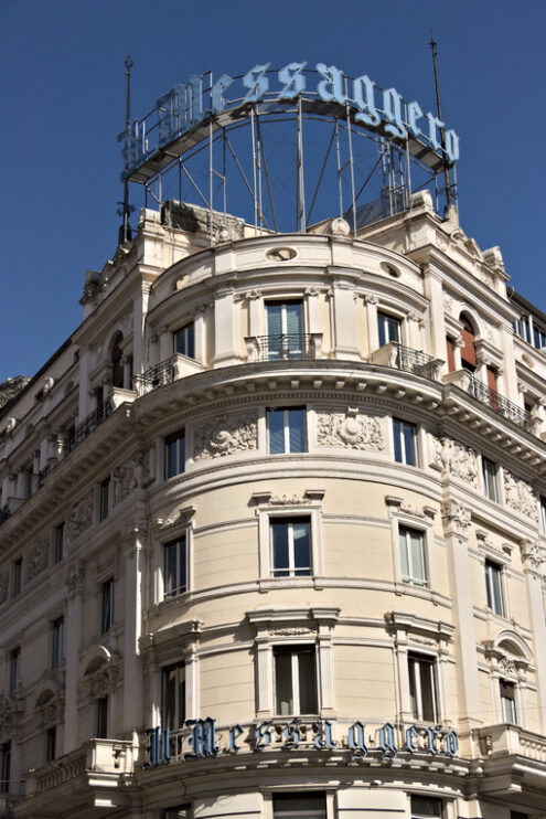 Il Messaggero, Roma. In alto l’insegna su via del Tritone. - MyVideoimage.com | Foto stock & Video footage