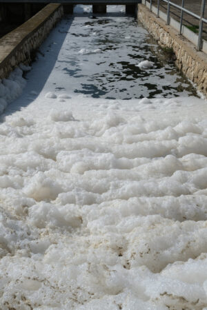 Inquinamento acqua. Pollution of a channel caused by surfactants. Foto stock royalty free. - MyVideoimage.com | Foto stock & Video footage