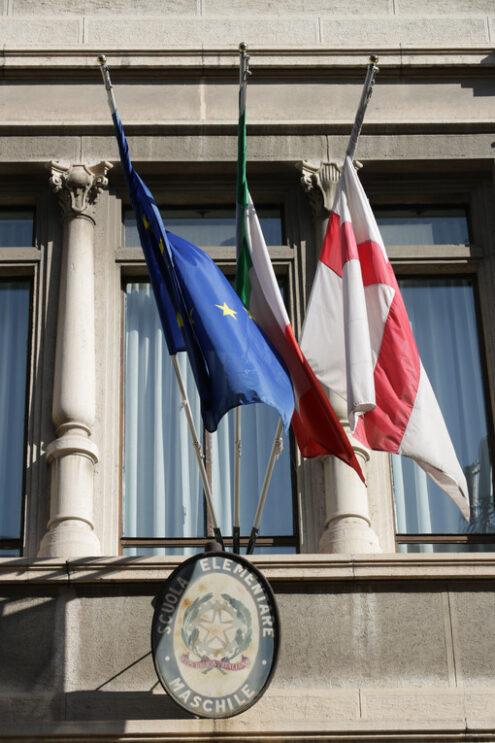 Insegna scuola elementare. Insegna della Repubblica italiana all’esterno di una scuola elementare. - MyVideoimage.com | Foto stock & Video footage