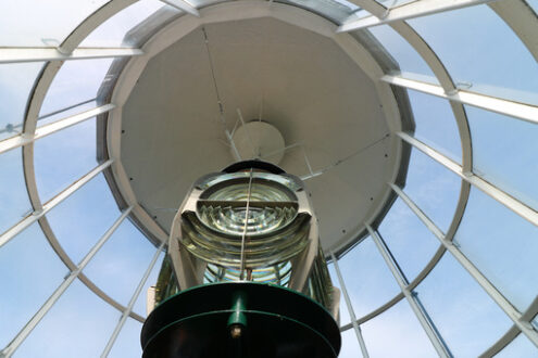 Interior of lighthouse with optical device with fresnell lenses and lamp. - MyVideoimage.com | Foto stock & Video footage