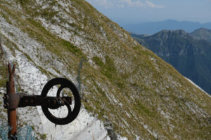 Iron wheel on the mountain. Alpine panorama on the Apuan Alps in Alta Versilia. Monte Corchia. Stock photos. - MyVideoimage.com | Foto stock & Video footage