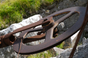 Iron wheel. Old iron pulley used in marble quarries to cut stone. Stock photos. - MyVideoimage.com | Foto stock & Video footage