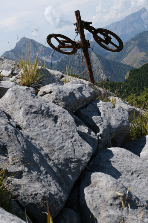 Iron wheels on the mountain. Alpine panorama on the Apuan Alps in Alta Versilia. Monte Corchia. Stock photos. - MyVideoimage.com | Foto stock & Video footage