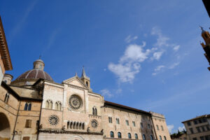 Italian Cathedral in Foligno, Umbria. Cathedral of San Feliciano in Foligno with historic buildings. The Romanesque church with stone facades in Piazza della Repubblica. - MyVideoimage.com | Foto stock & Video footage