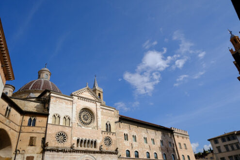 Italian Cathedral in Foligno, Umbria. Cathedral of San Feliciano in Foligno with historic buildings. The Romanesque church with stone facades in Piazza della Repubblica. - MyVideoimage.com | Foto stock & Video footage